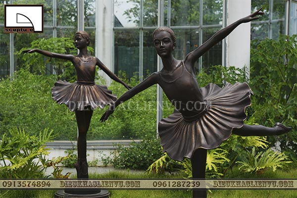 Trong ảnh là hai vũ công ballet